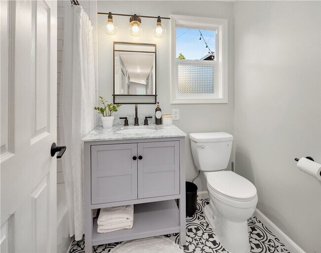 Building Photo - Updated 3 bed, 2 bath home in Greenwood