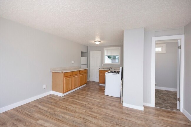 Building Photo - 4740 NE 99th Ave