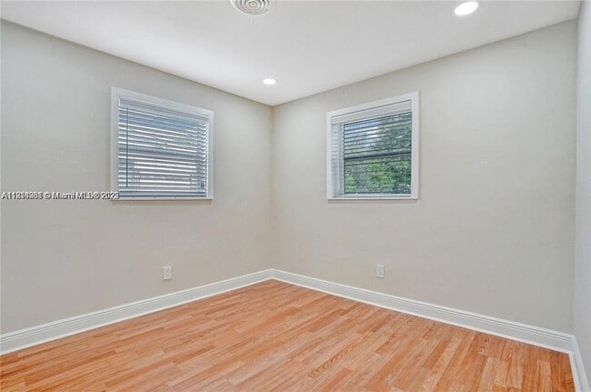 Building Photo - 9457 SW 52nd Ct