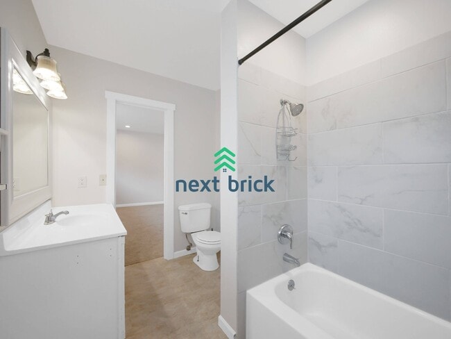 Building Photo - Beautiful 5-Bed Single-Family Home in Prime Kirkland Location!