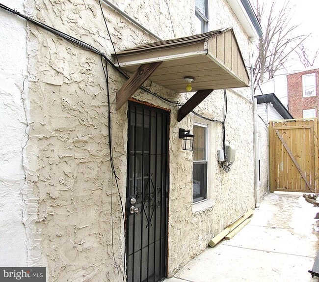 Building Photo - 708 Oak Ln