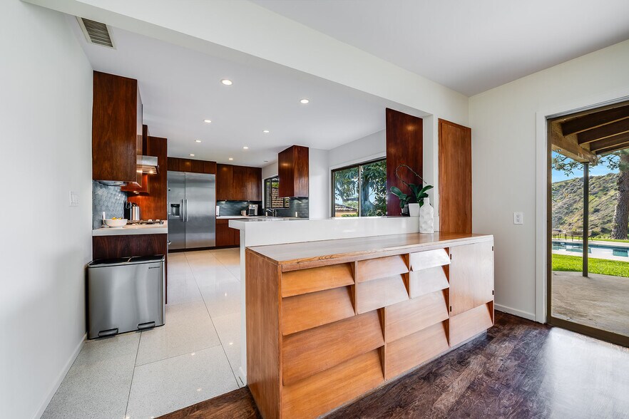 Building Photo - 2431 Carman Crest Dr