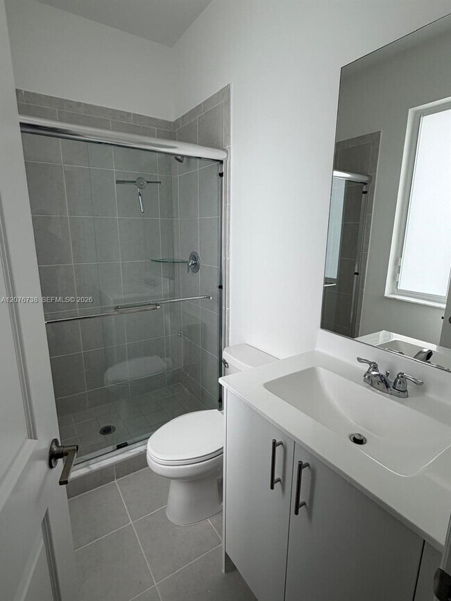Building Photo - 692 SE 13th Ct