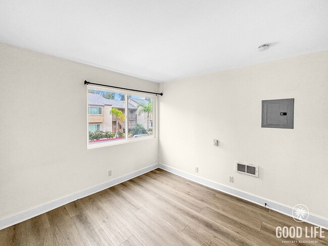 Building Photo - Beautiful 2BD/2BA Condo in La Jolla W/ Pri...