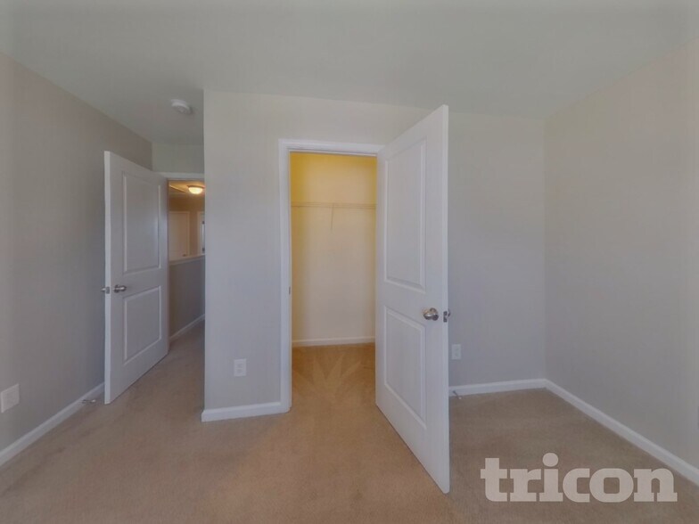 Building Photo - 831 Dovefield Ln