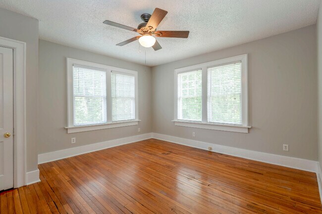 Building Photo - 742 Monroe Dr