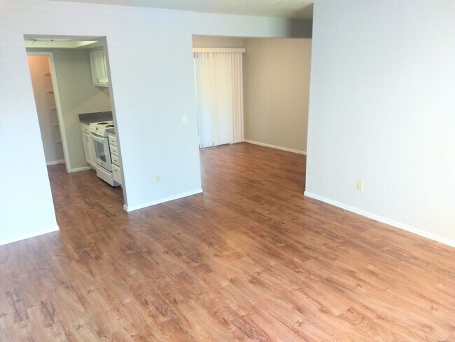 Building Photo - Spacious Two Bedroom Two Bathroom Condo