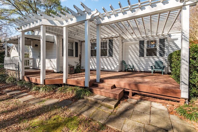 Building Photo - *Application Pending* Charming Cottage in Northgate Park - A Gem in the Heart of Durham!