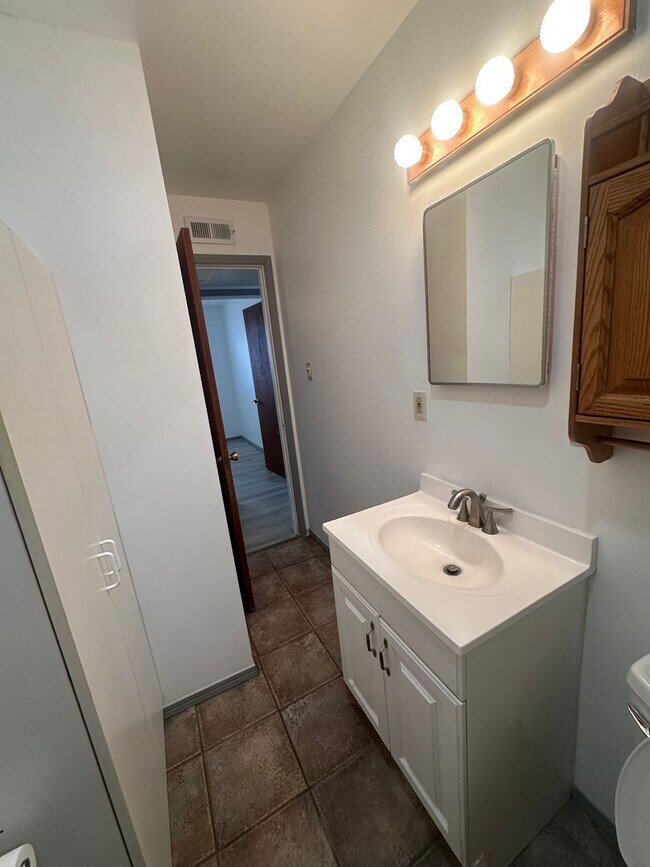 Building Photo - Welcome to this charming 3-bedroom, 2-bathroom home located in Albuquerque, NM