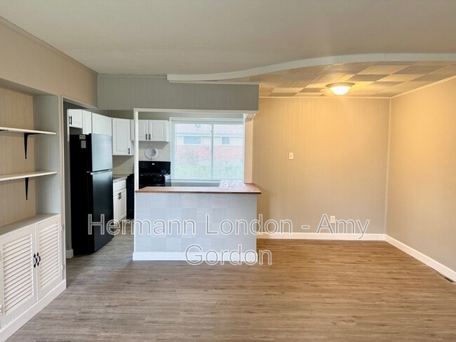 Building Photo - 2247 Lovett Dr