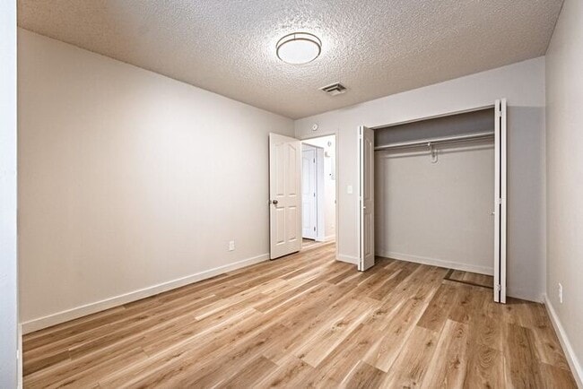 Building Photo - Renovated Charming 2-Bedroom Duplex