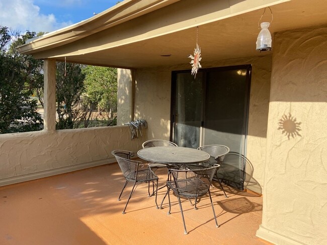 Building Photo - Spacious Riverhill Townhome