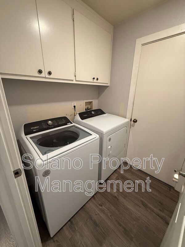 Building Photo - 921 Hickory Ave