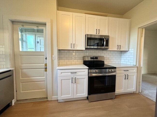 Building Photo - 2 BD / 1 BA Main level unit in 1913 Roosev...