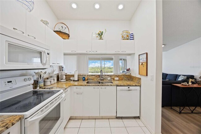 Building Photo - 3607 E Bay Dr