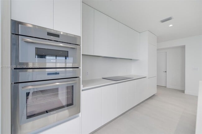 Building Photo - 700 NE 24th St