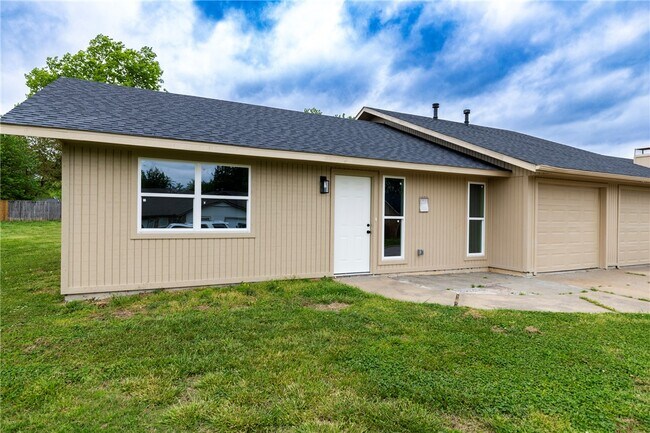 Building Photo - 1802 S 14th Pl