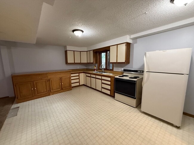 Building Photo - Bloomington 4 Bed 3 Bath SF Home available...