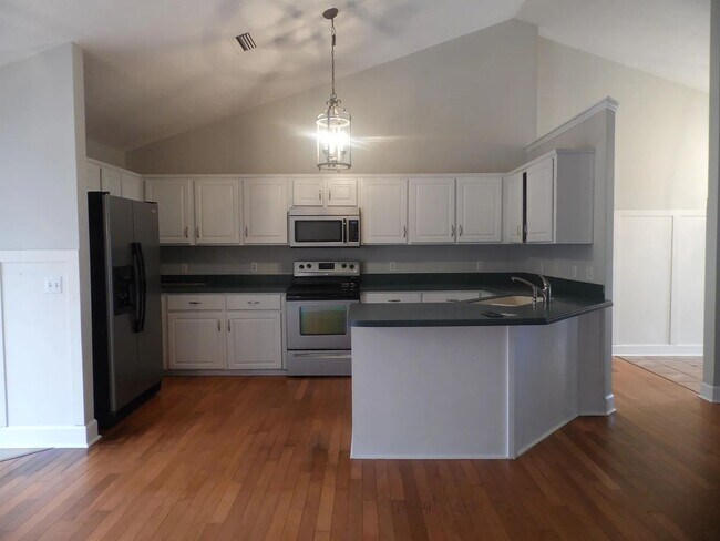 Building Photo - 147 Royal Dr