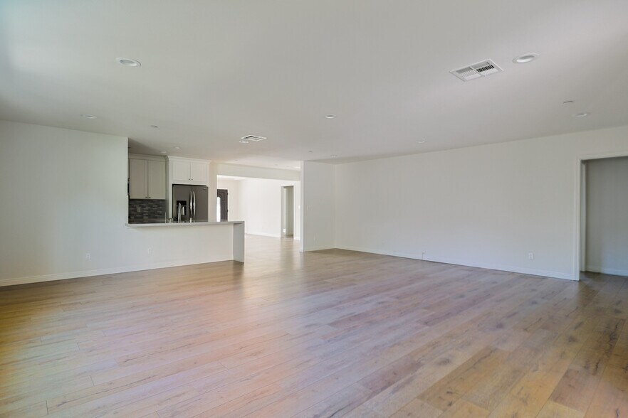 Building Photo - 844 N Lima St