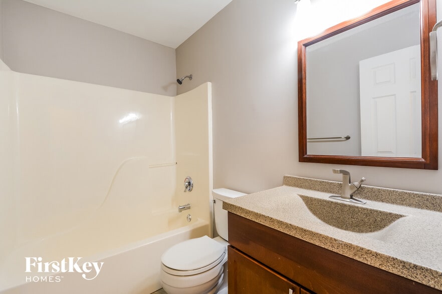 Building Photo - 2800 Wilshire Valley Dr