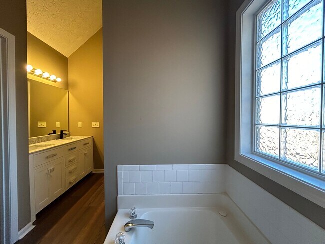 Building Photo - 1536 Ravens Run - Recently Renovated! Bran...