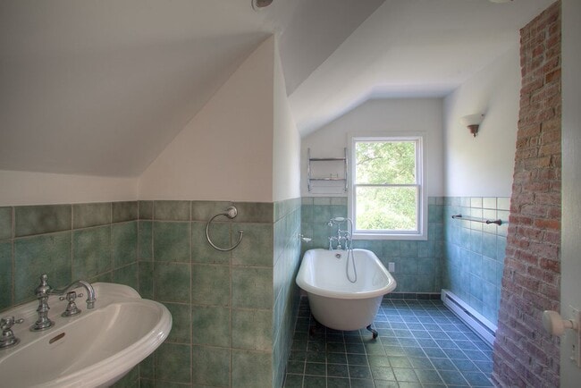 Building Photo - 82 Elm St