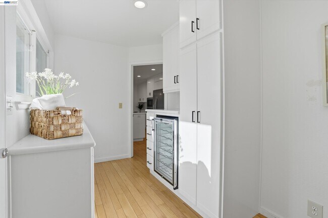 Building Photo - 2402 Royal Oaks Dr