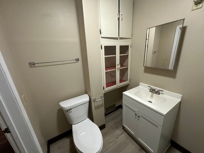 Building Photo - $1100 - 2 Bedroom Home