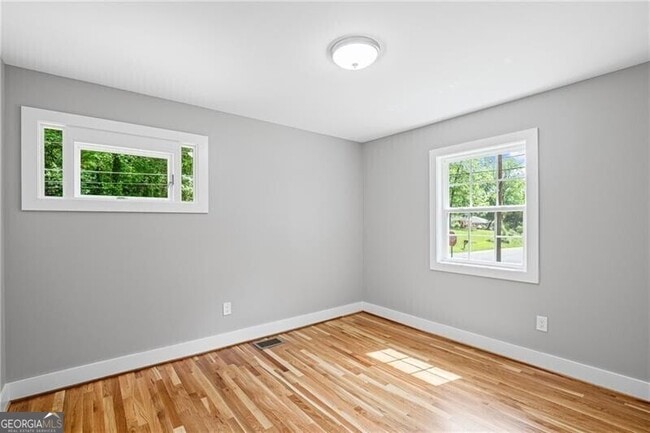 Building Photo - 2889 Macon Dr SW