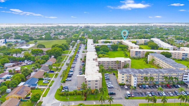 Building Photo - 2615 NE 1st Ct