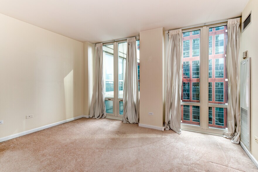 Building Photo - 345 N La Salle Dr