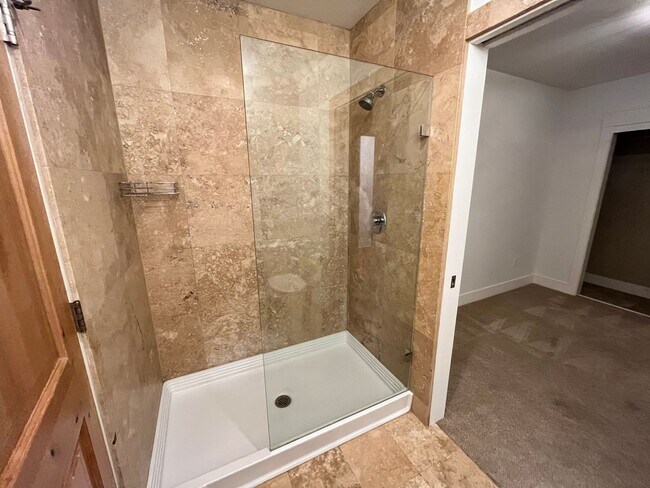 Building Photo - 2 Bed + 2 Bath Condo in the Belmont District Portland ~ Secured Garage Parking, Washer & Dryer in...