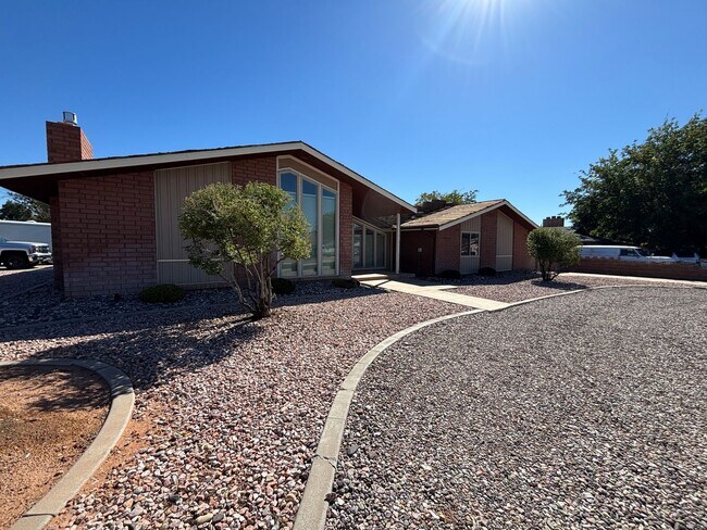 Building Photo - SPACIOUS REMODELED HOME FOR RENT!