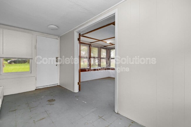 Building Photo - 916 January Ave