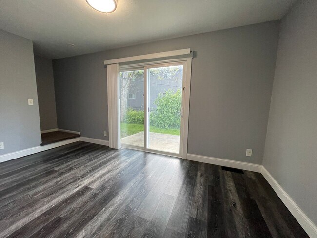 Building Photo - Bexvie Village Townhomes - Renovated unit