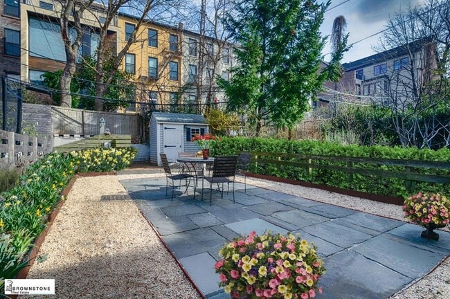 Building Photo - 471 Henry St