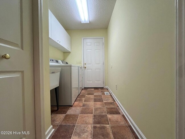 Building Photo - 100 Bridle Path Cir