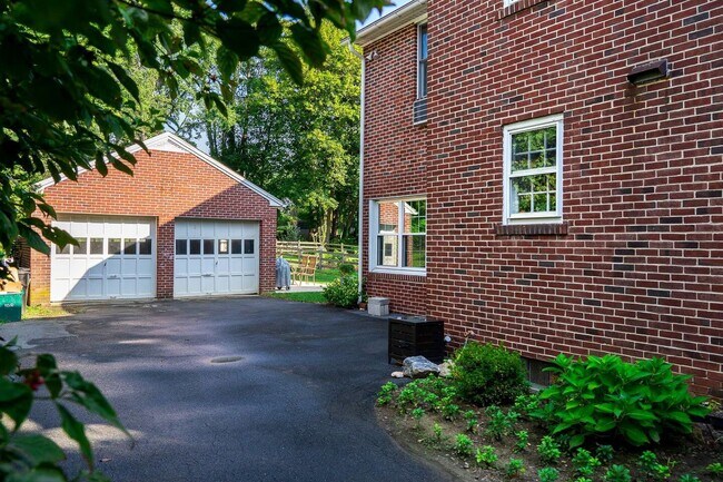 Building Photo - 149 Kready Ave