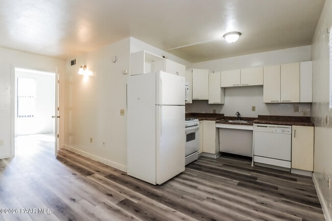 Building Photo - 770 N Dodge Blvd