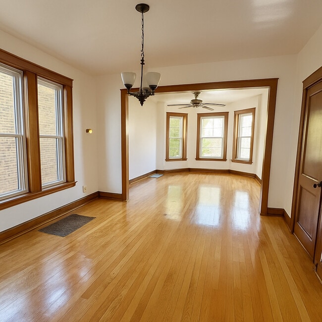 Building Photo - 3607 W Wrightwood Ave