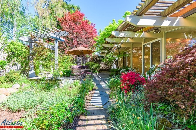 Building Photo - Gorgeous Eichler Home | Desirable Location