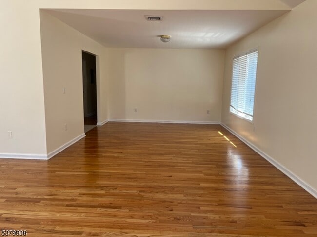 Building Photo - 346 River Dr