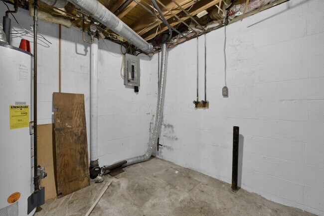 Building Photo - 5696 Beechcroft Rd