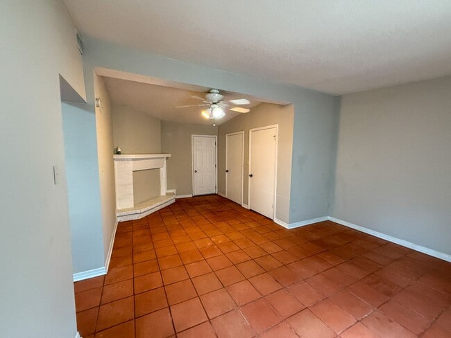 Building Photo - 3 bedroom 1.5 bath home with bonus room av...