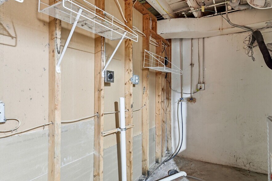 Building Photo - 1152 Burch Ln