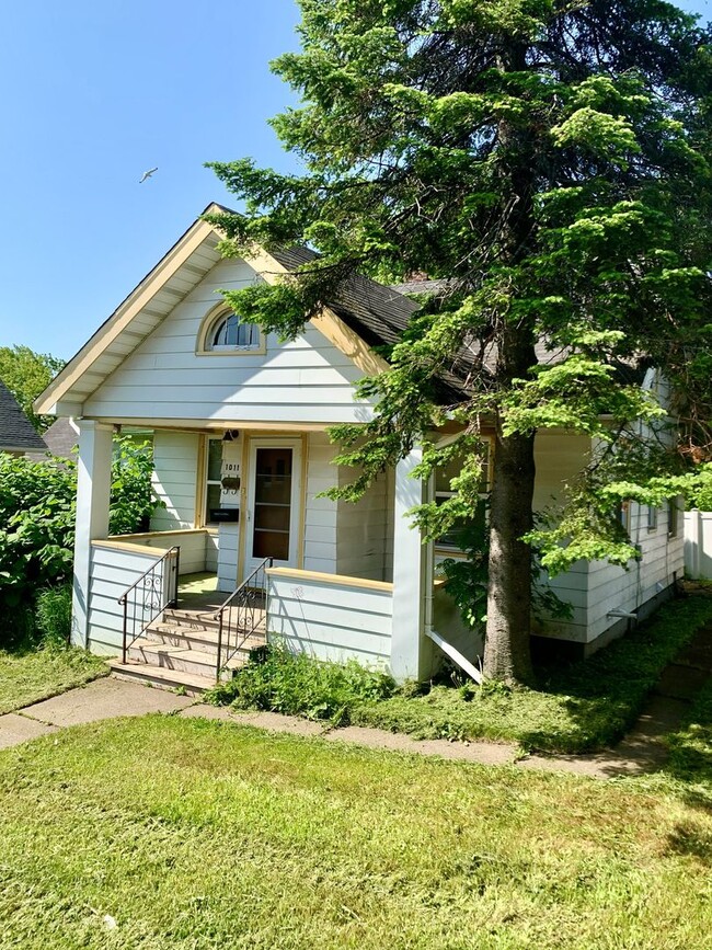 Primary Photo - Duluth, MN. 4 bedroom - 1 bath - 1 off street parking - Single Family Home.