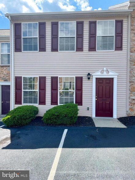 Primary Photo - 390 Cherry St