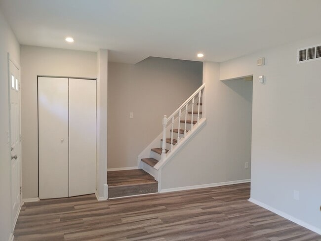 Building Photo - Charming 3 Bdrm/2 Bath Townhome - Available Now!