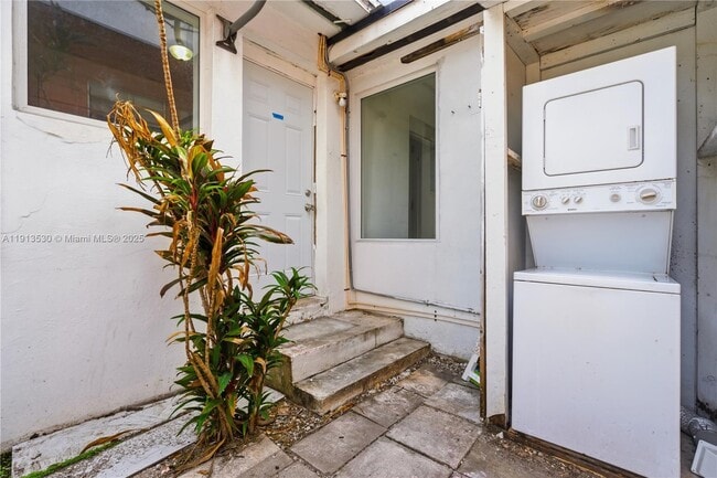 Building Photo - 8430 Crespi Blvd